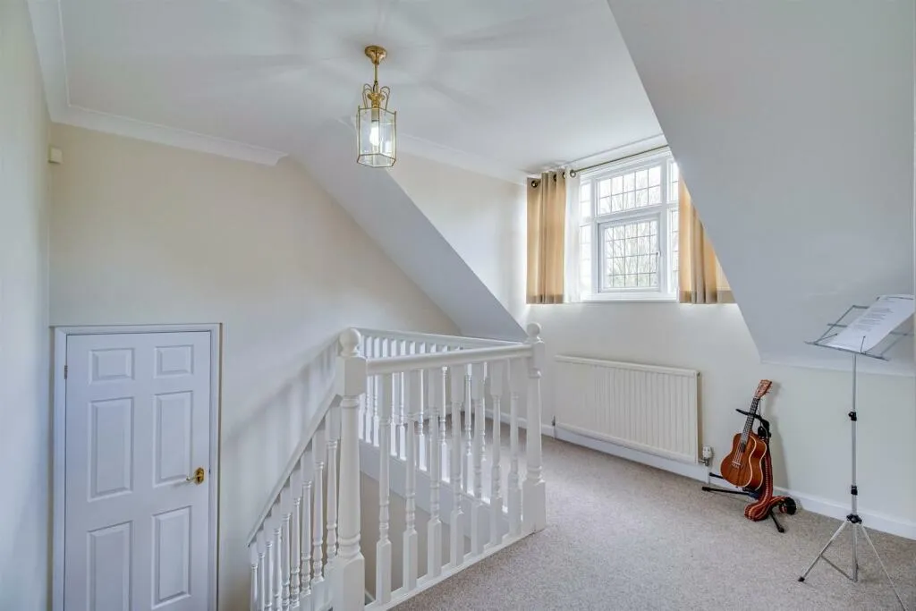 5 bed Detached
