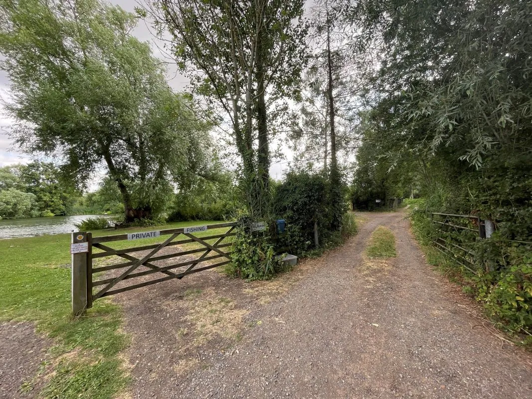 Mooring adjacent to Hardwick Boathouse, Hardwick, Whitchurch on Thames, Berkshire, RG8 7RA