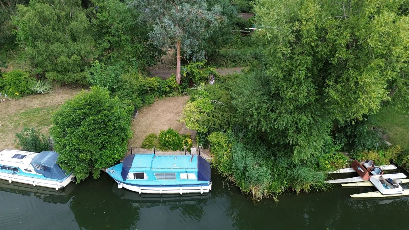 Mooring adjacent to Hardwick Boathouse, Hardwick, Whitchurch on Thames, Berkshire, RG8 7RA