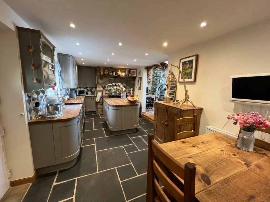 4 bed End of Terrace