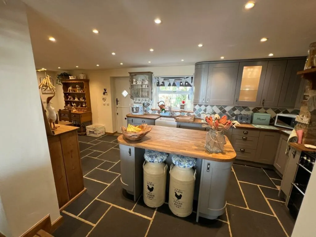 4 bed End of Terrace