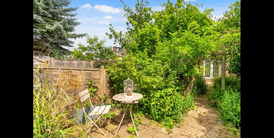 Stunning Mid Terrace Home - Popular Location - Caversham, Reading (RG4)