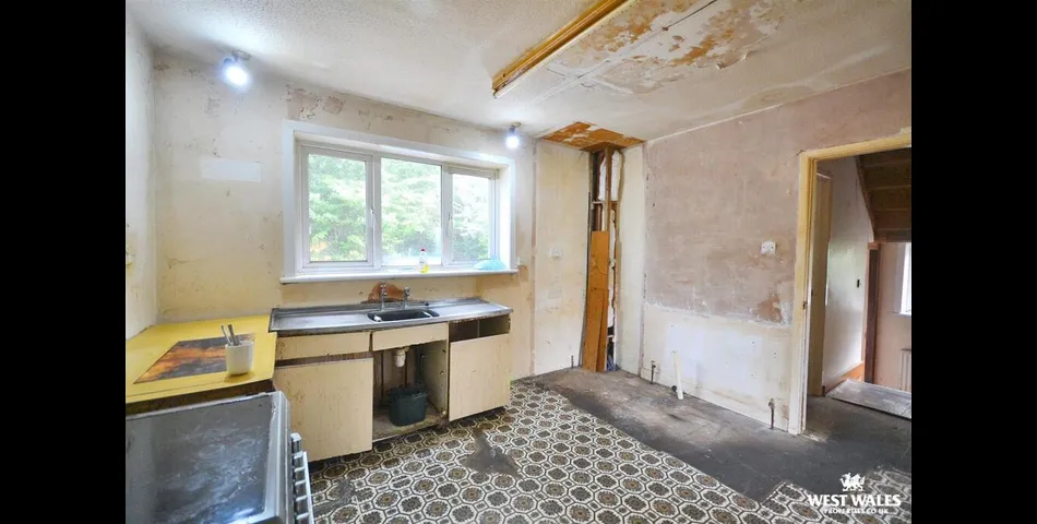 Semi Detached Property for Renovation - Cardiagn (SA43)