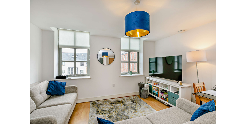 2 Bedroom Penthouse Apartment - Ideal Investment - Leeds (LS27)