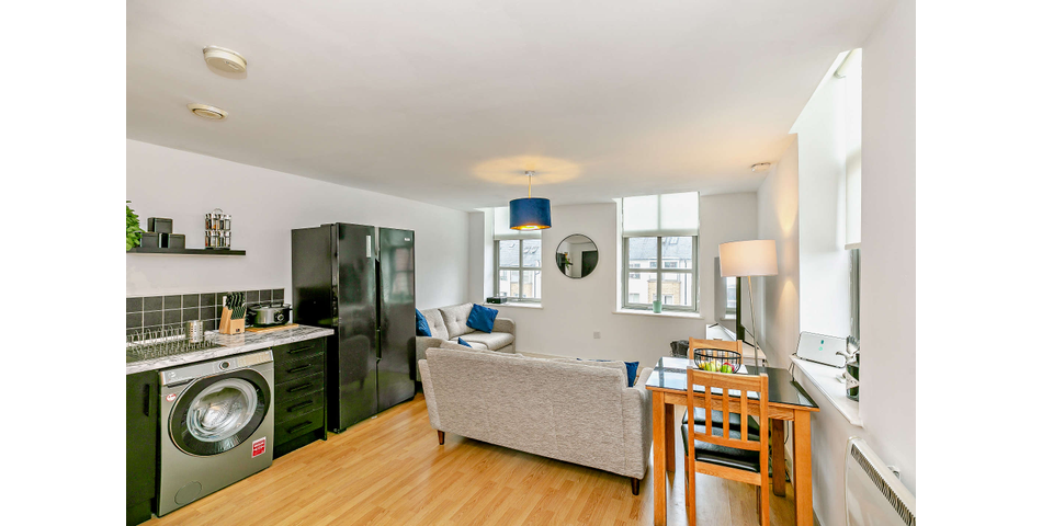 2 Bedroom Penthouse Apartment - Ideal Investment - Leeds (LS27)