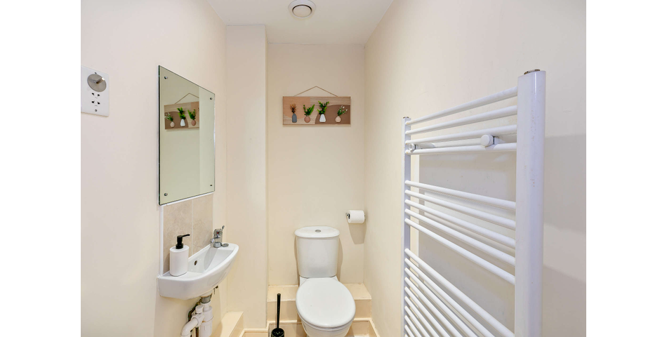 2 Bedroom Penthouse Apartment - Ideal Investment - Leeds (LS27)
