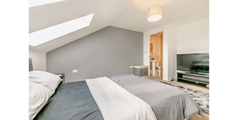 2 Bedroom Penthouse Apartment - Ideal Investment - Leeds (LS27)
