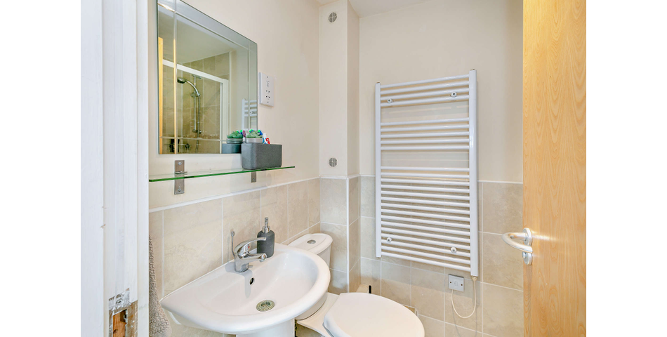 2 Bedroom Penthouse Apartment - Ideal Investment - Leeds (LS27)