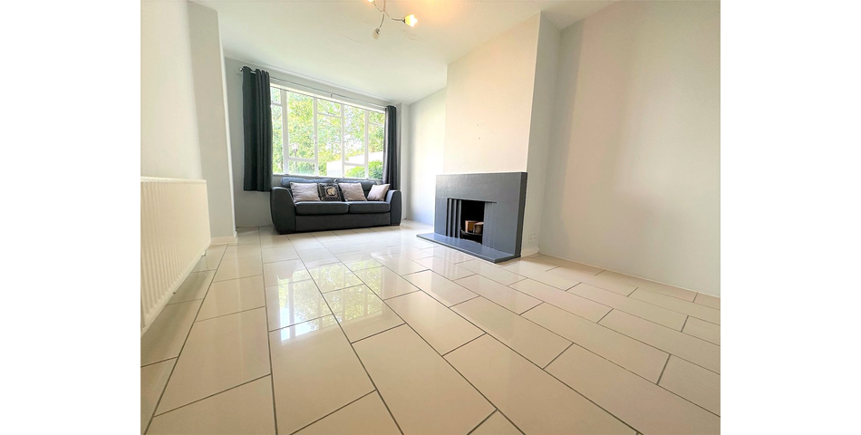 Spacious 3 bedroom flat in Art Deco building with outside space in popular location