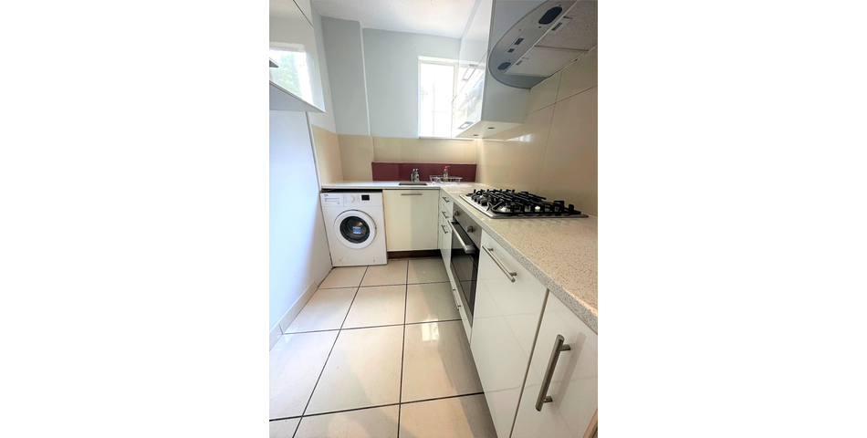 Spacious 3 bedroom flat in Art Deco building with outside space in popular location