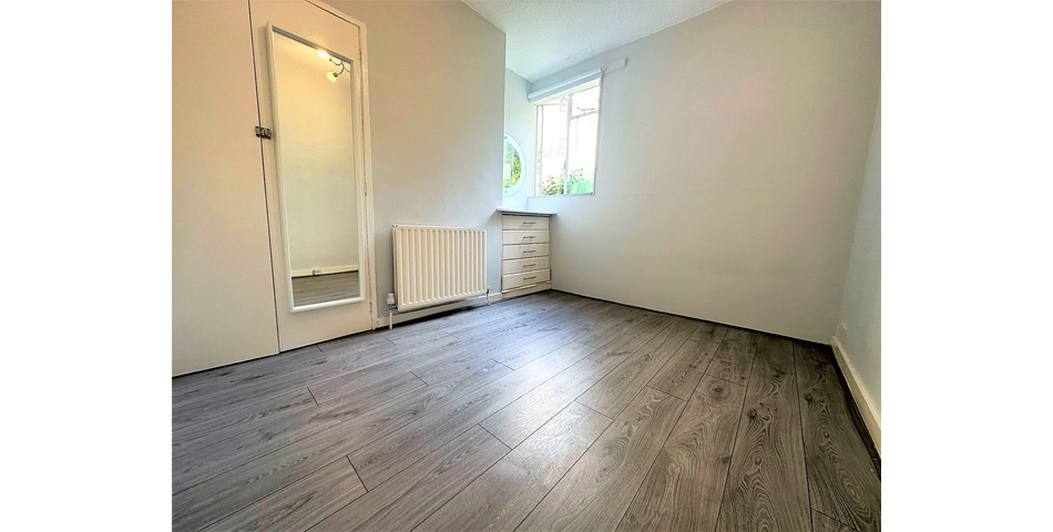 Spacious 3 bedroom flat in Art Deco building with outside space in popular location