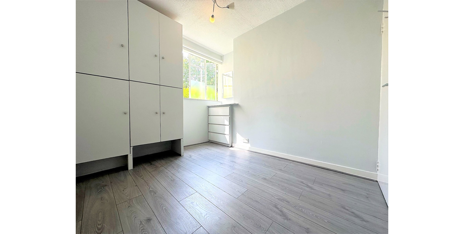 Spacious 3 bedroom flat in Art Deco building with outside space in popular location