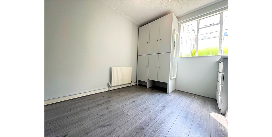 Spacious 3 bedroom flat in Art Deco building with outside space in popular location