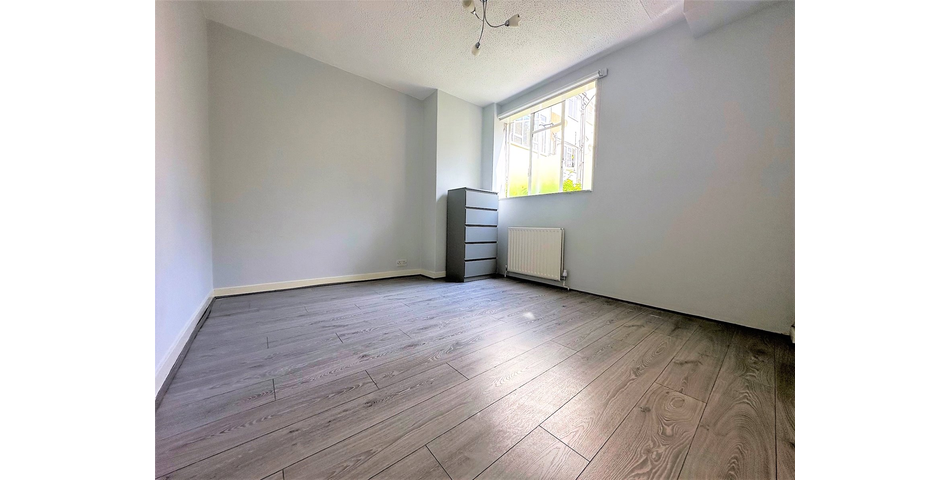 Spacious 3 bedroom flat in Art Deco building with outside space in popular location