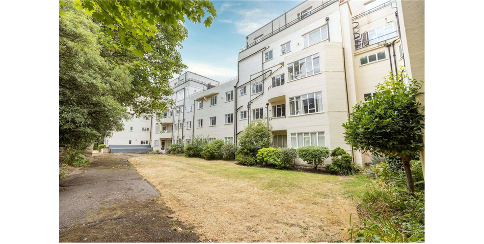 Spacious 3 bedroom flat in Art Deco building with outside space in popular location