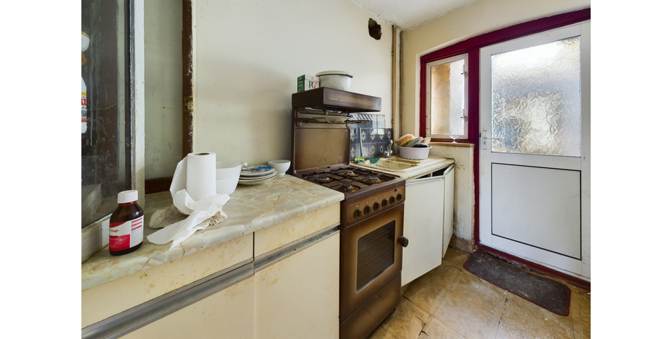 3 bedroom terraced house in need of modernisation throughout