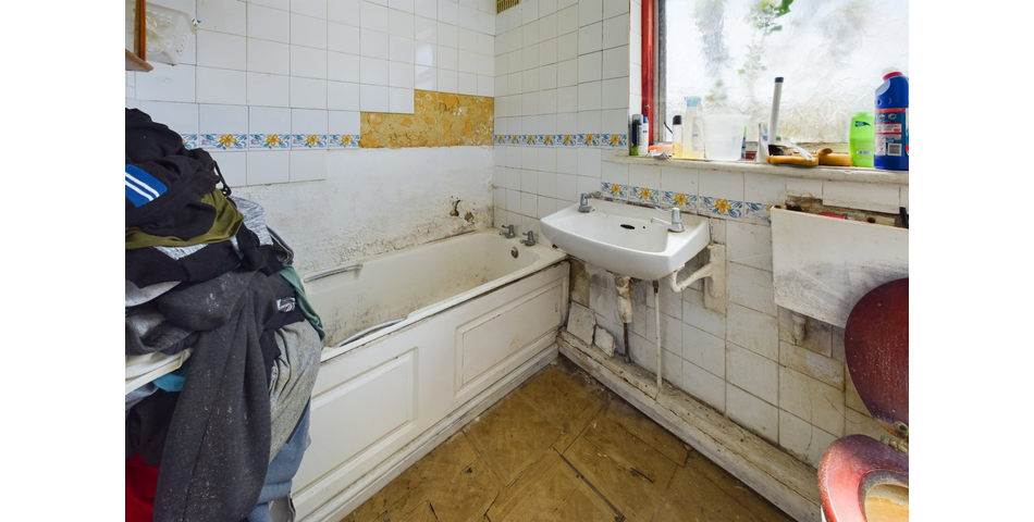 3 bedroom terraced house in need of modernisation throughout