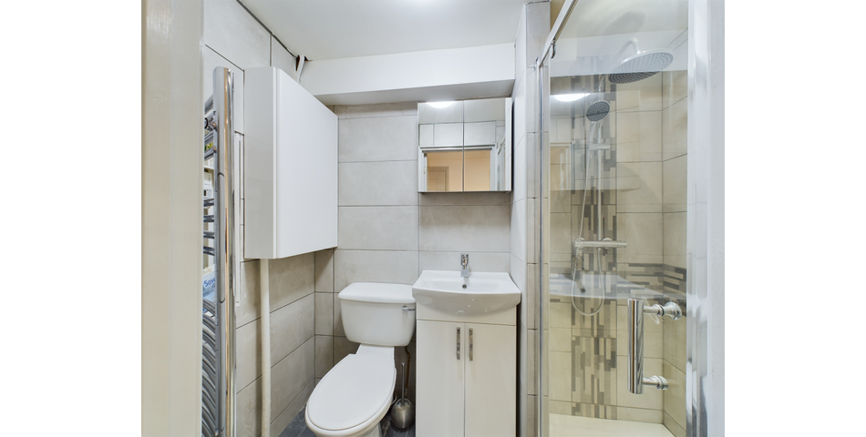 Renovated Four Bedroom End of Terrace Home - Crawley (RH11)