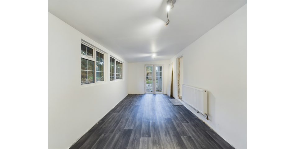 Renovated Four Bedroom End of Terrace Home - Crawley (RH11)