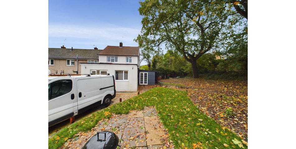 Renovated Four Bedroom End of Terrace Home - Crawley (RH11)