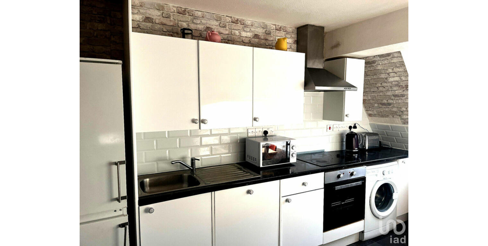 Studio Flat - Ideal Investment or First Time Purchase - Reigate 