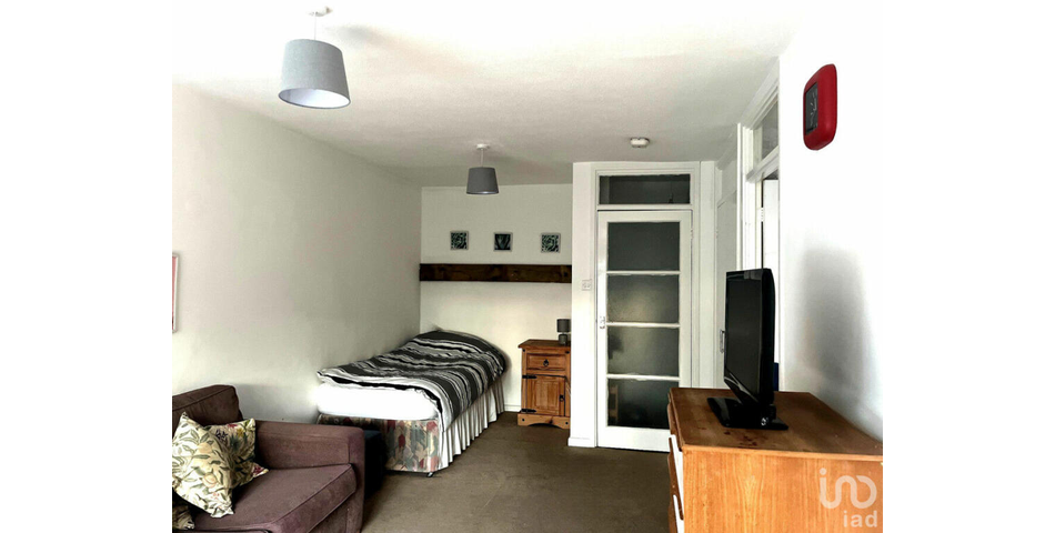 Studio Flat - Ideal Investment or First Time Purchase - Reigate 
