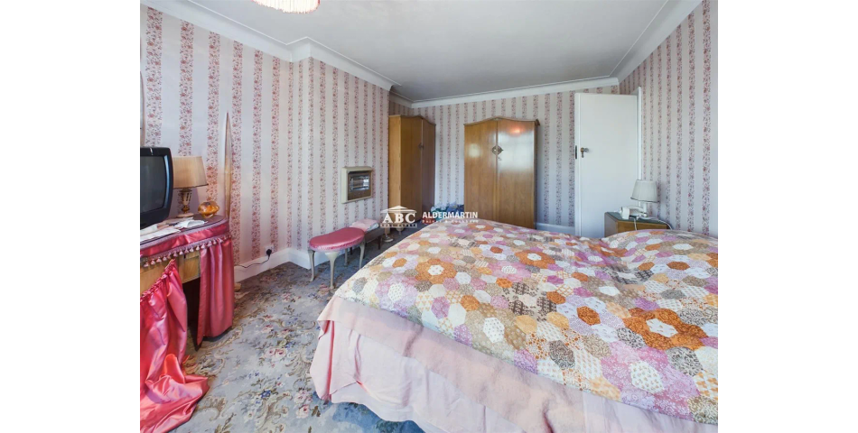 Larger than Average Property - Needing Modernisation - Hendon (NW4)