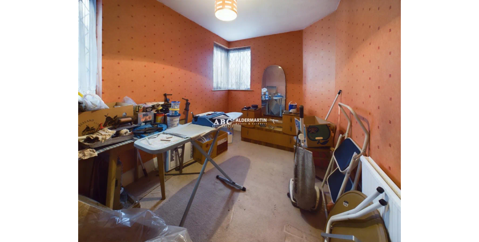 Larger than Average Property - Needing Modernisation - Hendon (NW4)