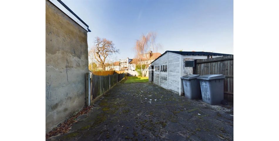 Larger than Average Property - Needing Modernisation - Hendon (NW4)