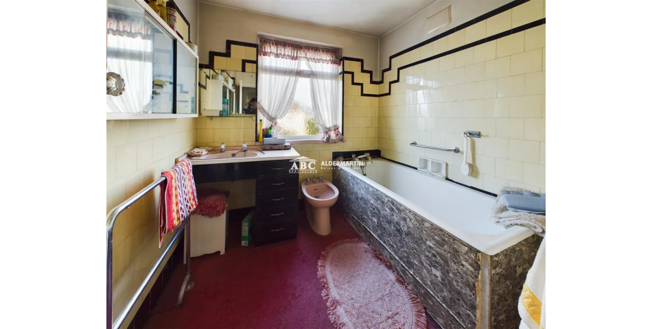 Larger than Average Property - Needing Modernisation - Hendon (NW4)