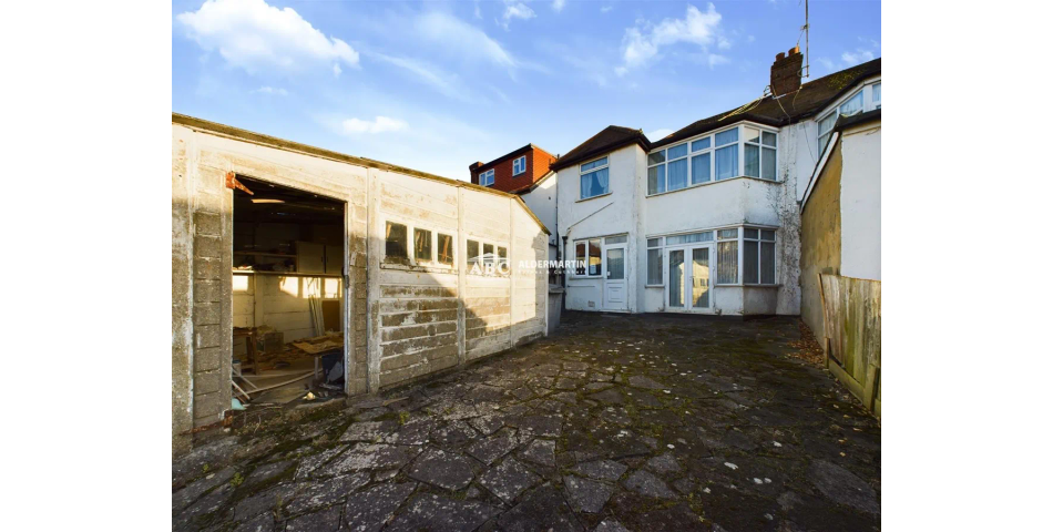 Larger than Average Property - Needing Modernisation - Hendon (NW4)