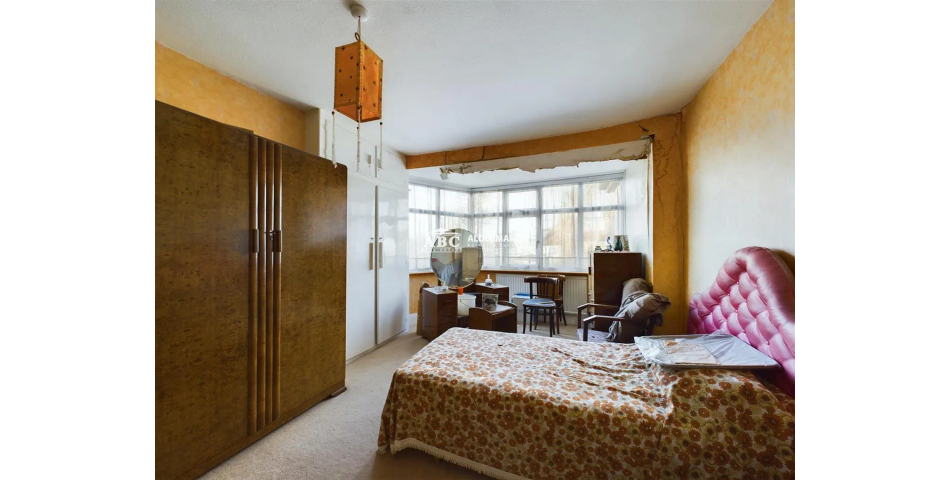 Larger than Average Property - Needing Modernisation - Hendon (NW4)
