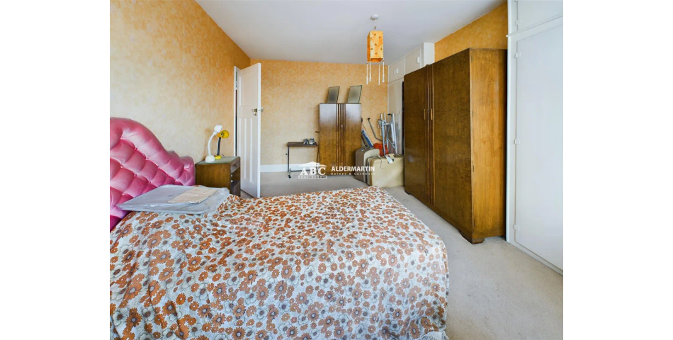Larger than Average Property - Needing Modernisation - Hendon (NW4)