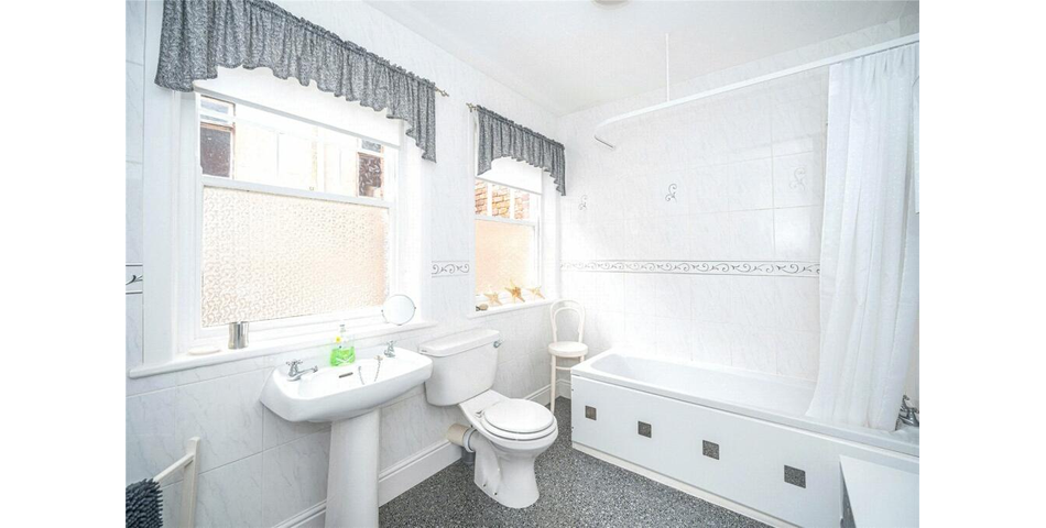Three Bedroom Cottage - Ideal Holiday Let - Whitby (YO21)