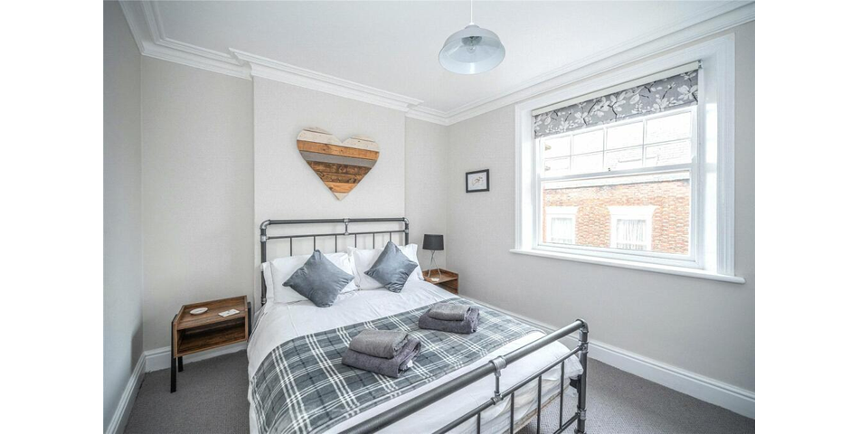 Three Bedroom Cottage - Ideal Holiday Let - Whitby (YO21)