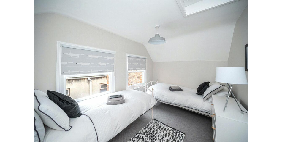 Three Bedroom Cottage - Ideal Holiday Let - Whitby (YO21)