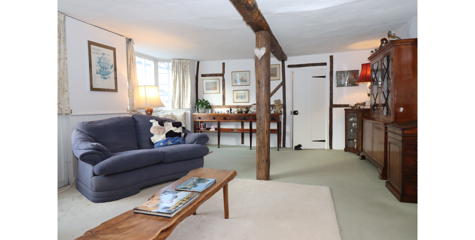 Extensive 3 bedroom GII Listed terraced house in need of cosmetic updating. Great town centre location