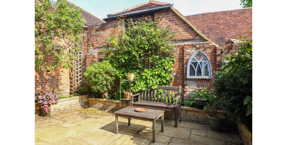Extensive 3 bedroom GII Listed terraced house in need of cosmetic updating. Great town centre location