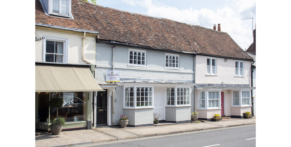 Extensive 3 bedroom GII Listed terraced house in need of cosmetic updating. Great town centre location