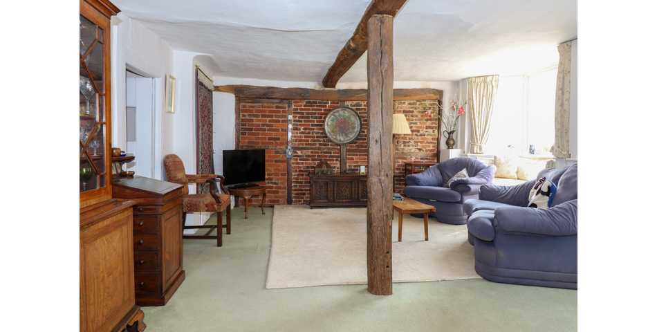 Extensive 3 bedroom GII Listed terraced house in need of cosmetic updating. Great town centre location