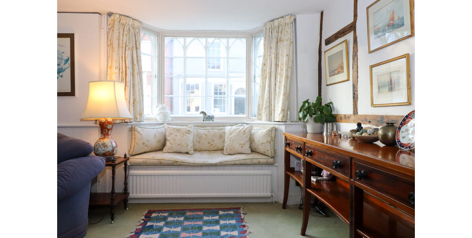 Extensive 3 bedroom GII Listed terraced house in need of cosmetic updating. Great town centre location