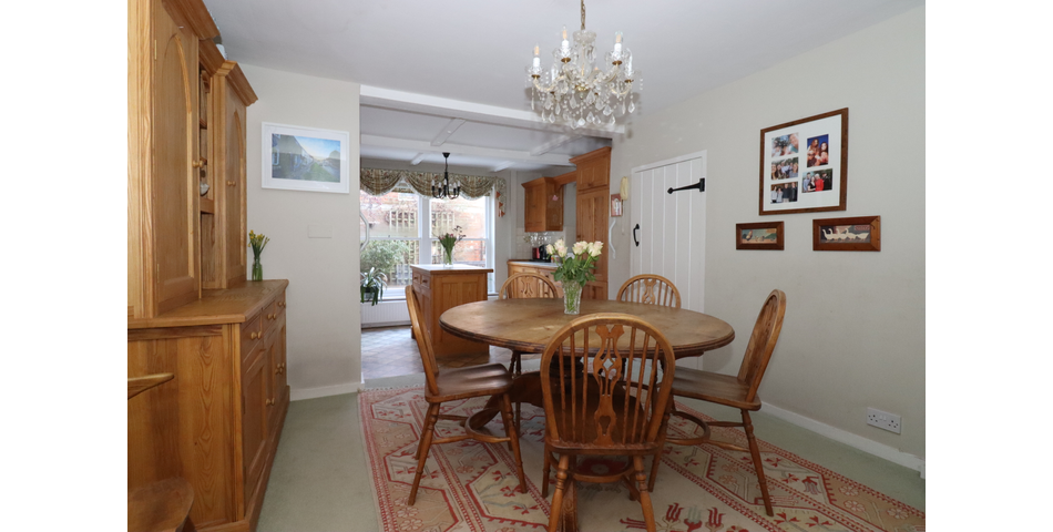 Extensive 3 bedroom GII Listed terraced house in need of cosmetic updating. Great town centre location