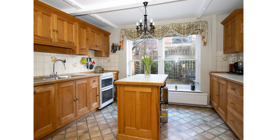 Extensive 3 bedroom GII Listed terraced house in need of cosmetic updating. Great town centre location