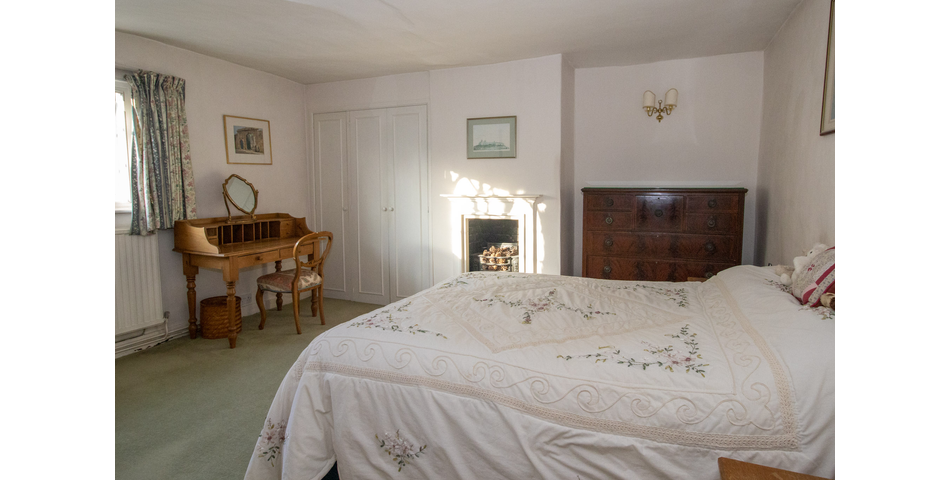 Extensive 3 bedroom GII Listed terraced house in need of cosmetic updating. Great town centre location