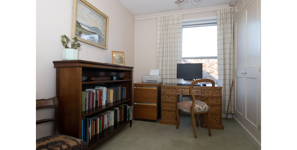 Extensive 3 bedroom GII Listed terraced house in need of cosmetic updating. Great town centre location