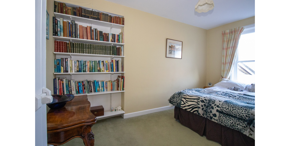 Extensive 3 bedroom GII Listed terraced house in need of cosmetic updating. Great town centre location