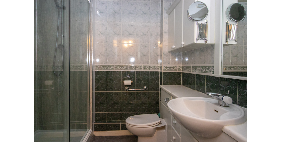 Extensive 3 bedroom GII Listed terraced house in need of cosmetic updating. Great town centre location