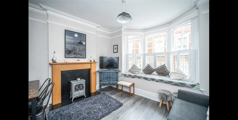 Three Bedroom Cottage - Ideal Holiday Let - Whitby (YO21)