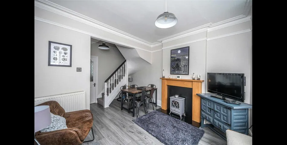 Three Bedroom Cottage - Ideal Holiday Let - Whitby (YO21)