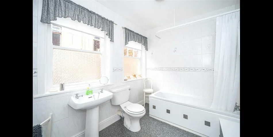 Three Bedroom Cottage - Ideal Holiday Let - Whitby (YO21)